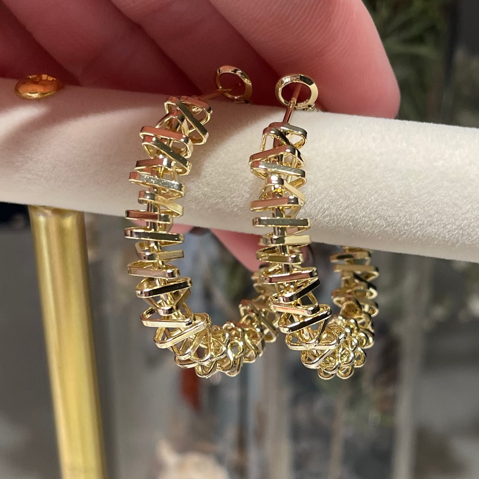 Aretes de aro dorados texturizados