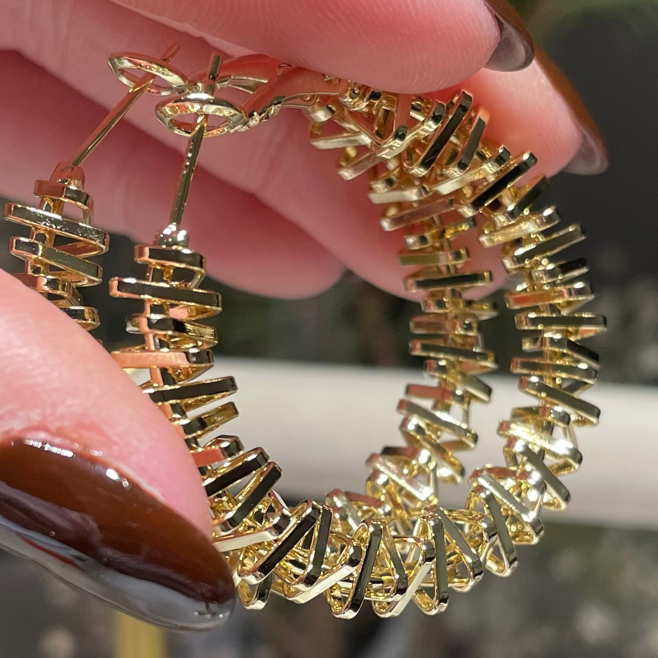 Aretes de aro dorados texturizados