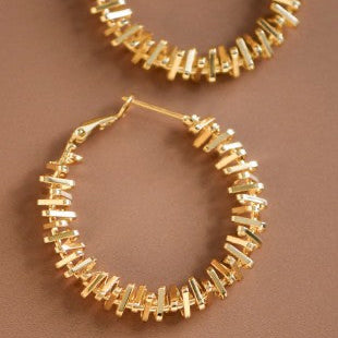 Aretes de aro dorados texturizados