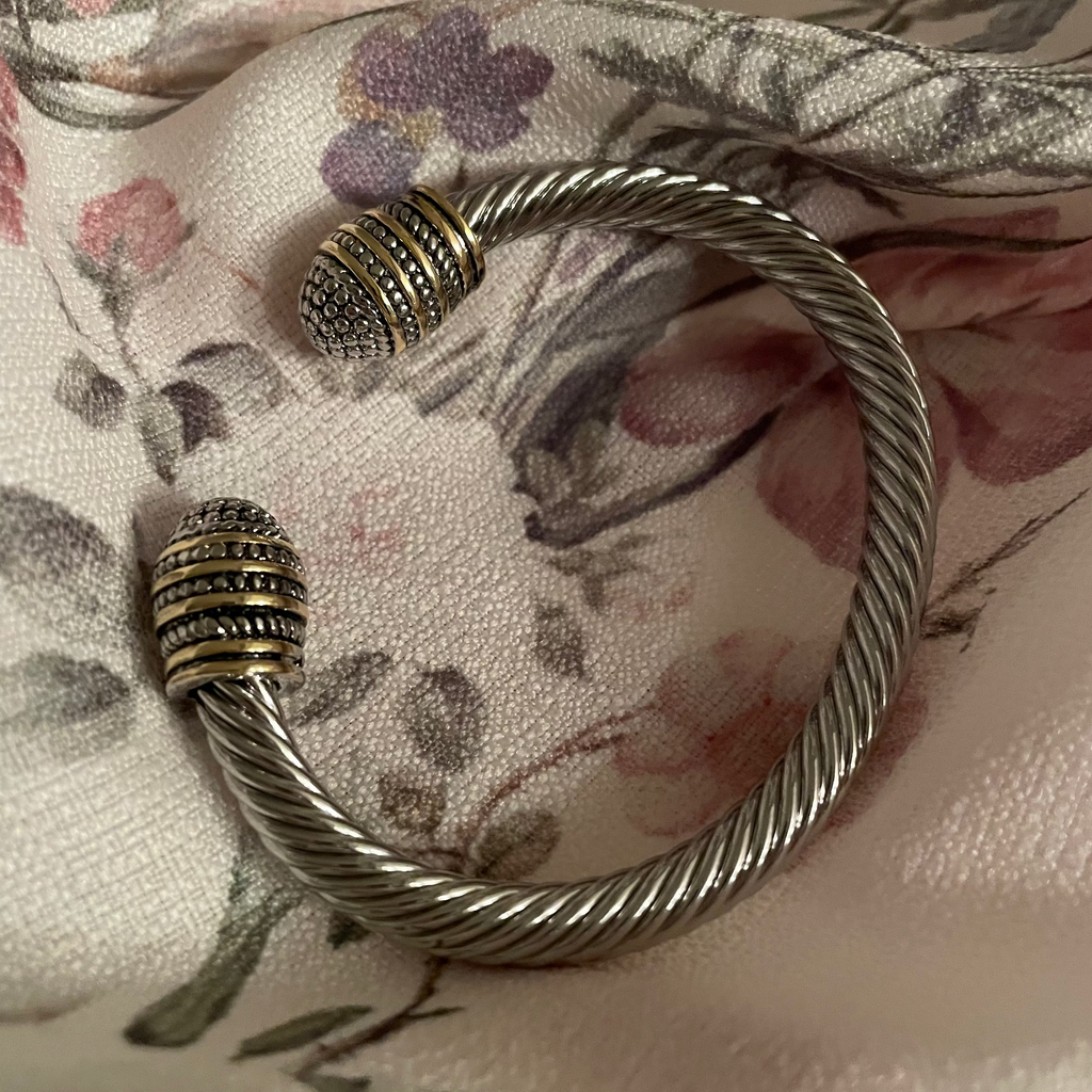 Pulsera Cuff Trenzada Bicolor con Terminales Texturizados